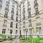 Air-Conditioned Studio Near Arc Triomphe